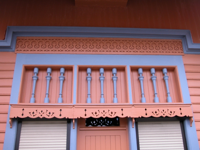 Détail du décor en bois.