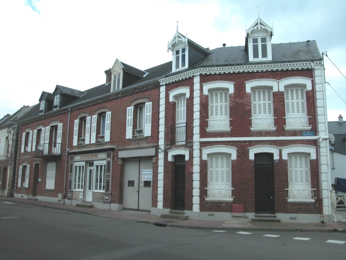 Vue d'ensemble des trois logements accolés.