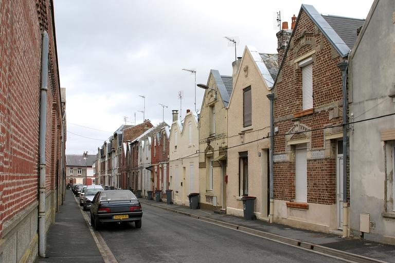 La rue de la Convention : à Gauche l'enceinte de l'usine, au fond à droite les logements.