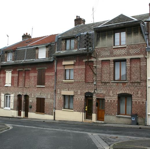 Façade antérieure de quatre des cinq logements.
