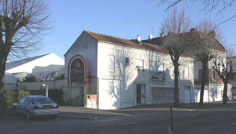De gauche à droite : les ateliers et le magasin industriel (arrière-plan), les bureaux, et les logements.