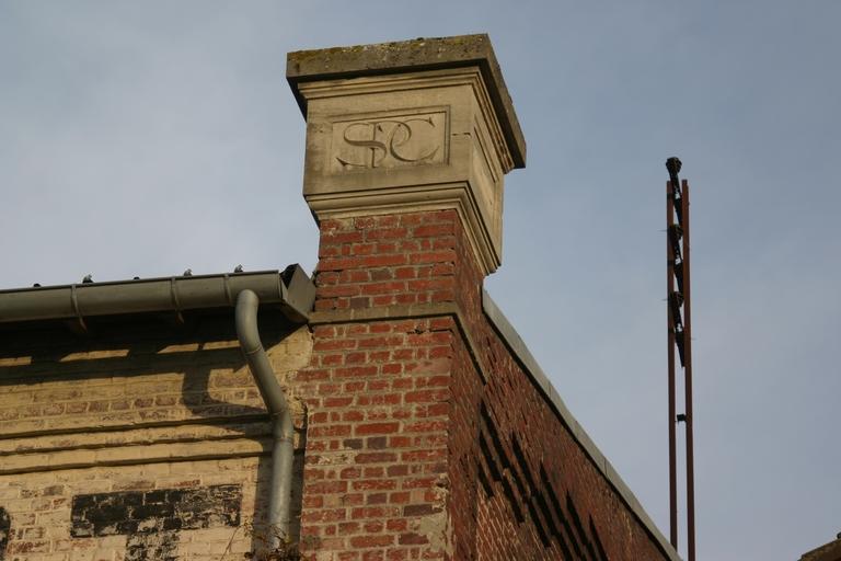 Détail d'un acrotère portant la raison sociale SPC.