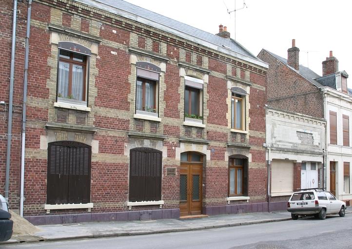 Vue de l'ancien logement patronal et des bureaux.