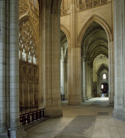 Le bras sud du second ou petit transept, vu depuis le déambulatoire.