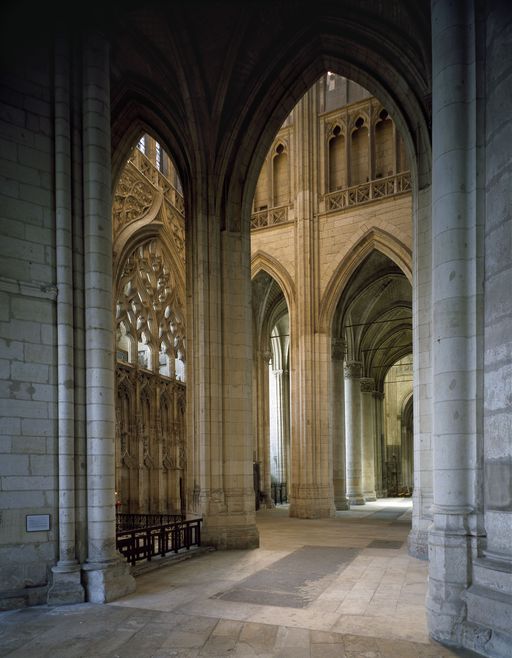 Le bras sud du second ou petit transept, vu depuis le déambulatoire.