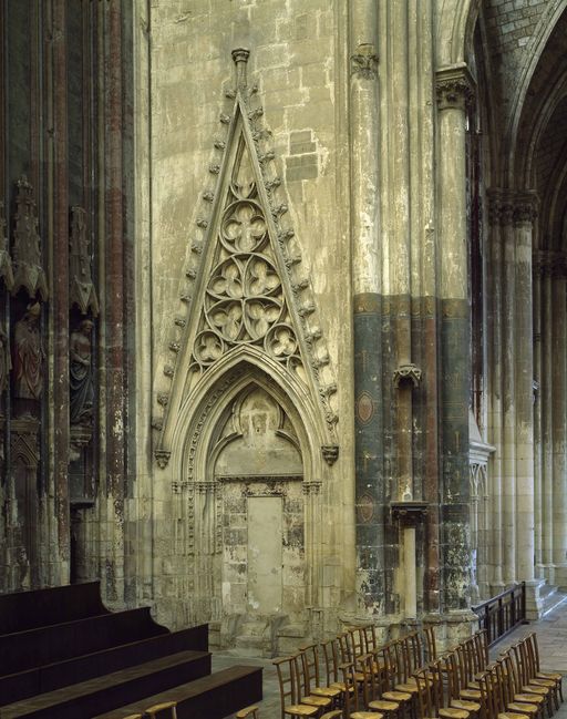 Bras sud du grand transept : vue de l'ancienne porte du chapitre.