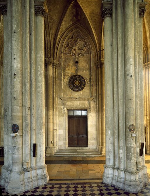 Détail du collatéral sud de la nef : porte conduisant jadis à la salle du chapitre.