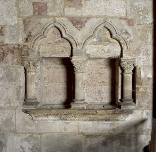 Vue du lavabo en niche de la chapelle axiale.