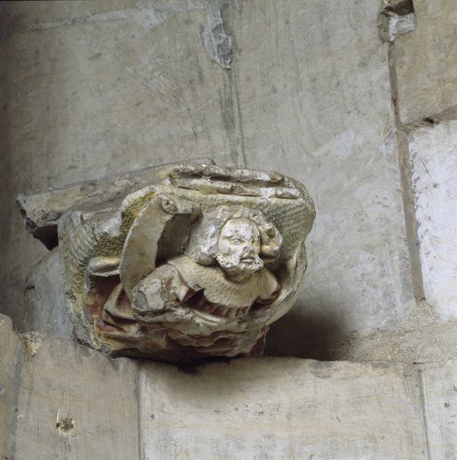 Coussinet figuré présenté dans la chapelle Saint-Fursy.