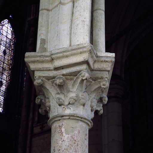 Vue d'un chapiteau de l'entrée d'une des chapelles absidiales.