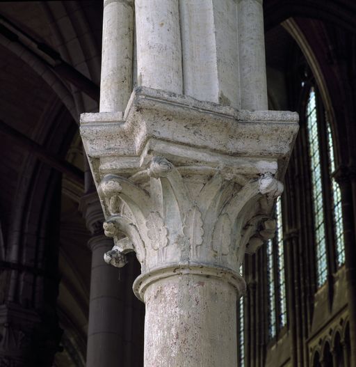 Vue d'un chapiteau de l'entrée d'une des chapelles absidiales.