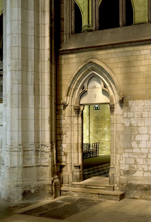 Vue de la porte latérale sud du choeur liturgique.