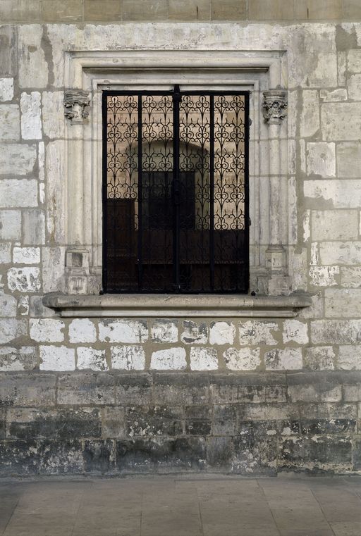 Ouverture ménagée dans le mur sud du choeur liturgique, servant jadis à l'exposition de reliquaires.