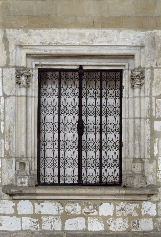 Ouverture ménagée dans le mur sud du choeur liturgique, servant jadis à l'exposition de reliquaires.