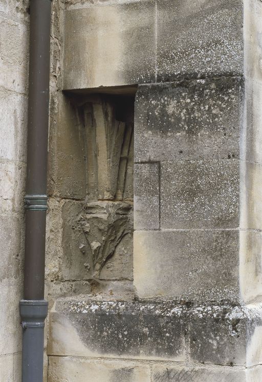 Départ d'un arc d'une galerie du cloître.