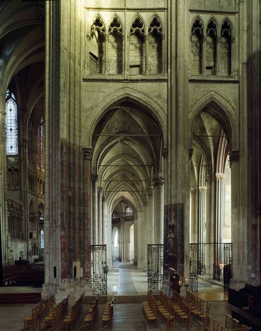 Vue du collatéral sud du choeur, depuis le grand transept.