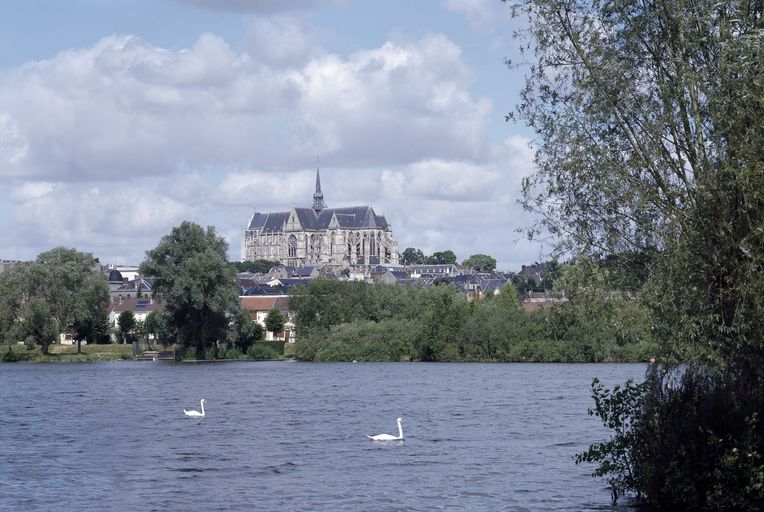 Vue générale, depuis les marais d'Isle.