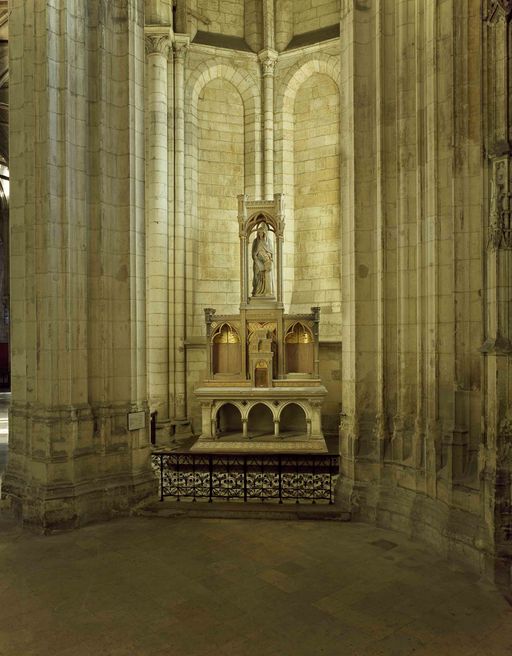 Vue de la chapelle oblique au sud du déambulatoire (ancienne chapelle Saint-Jean-l'Evangéliste).