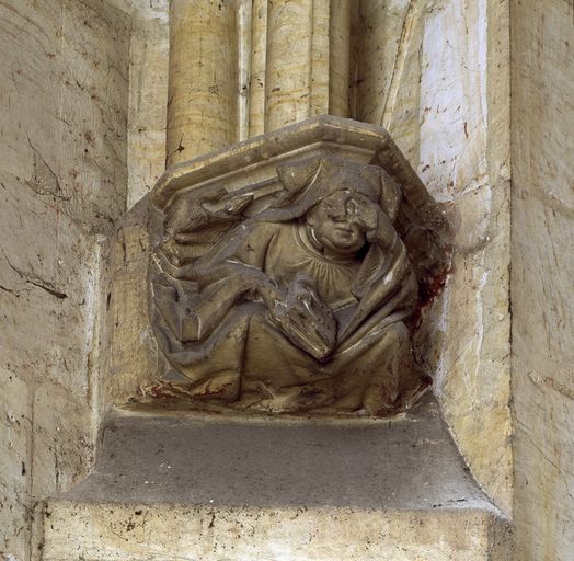 Ancienne bibliothèque du chapitre : culot figuré représentant un chanoine lisant.