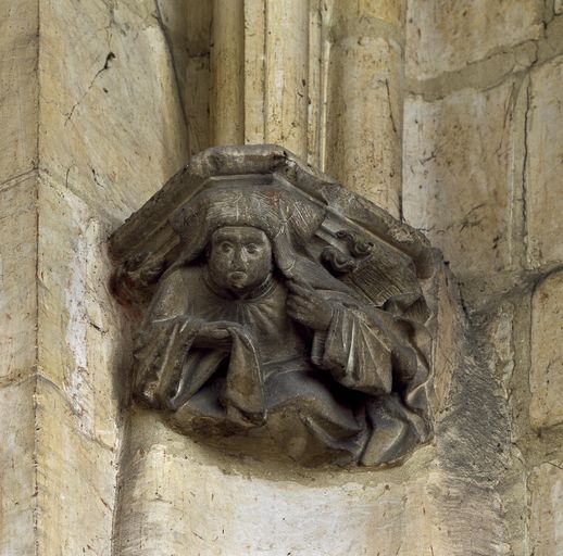 Ancienne bibliothèque du chapitre : culot figuré représentant un chanoine.