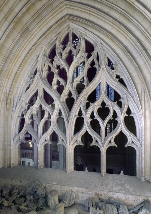 Remplage d'une fenêtre du bras sud du second ou petit transept.