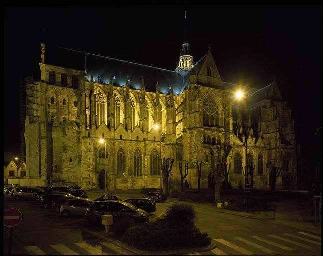 Vue de l'élévation sud, la nuit.