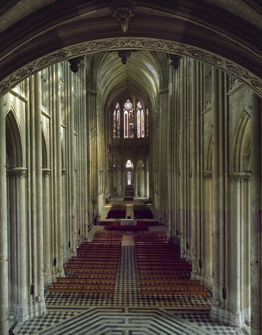 Vue du vaisseau central, depuis la chapelle Saint-Michel-sous-la-Tour.