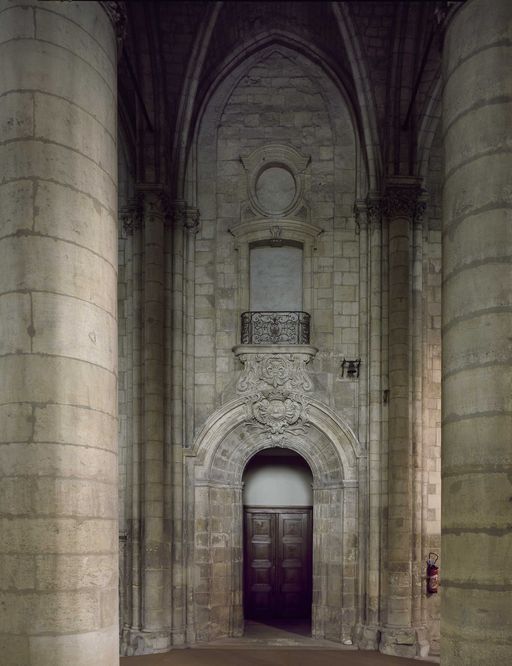 Vue de la porte et des fenêtres de l'ancienne grande sacristie (1754-1755).