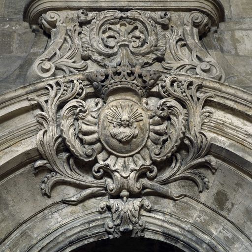 Détail du décor de la porte de la grande sacristie : armoiries du chapitre.