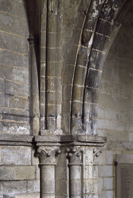 Chapiteaux et arcs du rez-de-chaussée du clocher-porche.