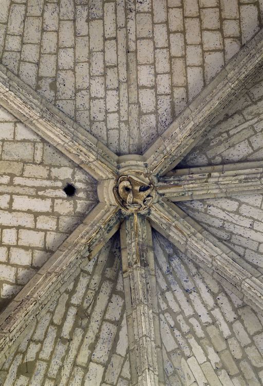 Clef de voûte de la chapelle oblique au sud du déambulatoire : l'aigle de saint Jean.