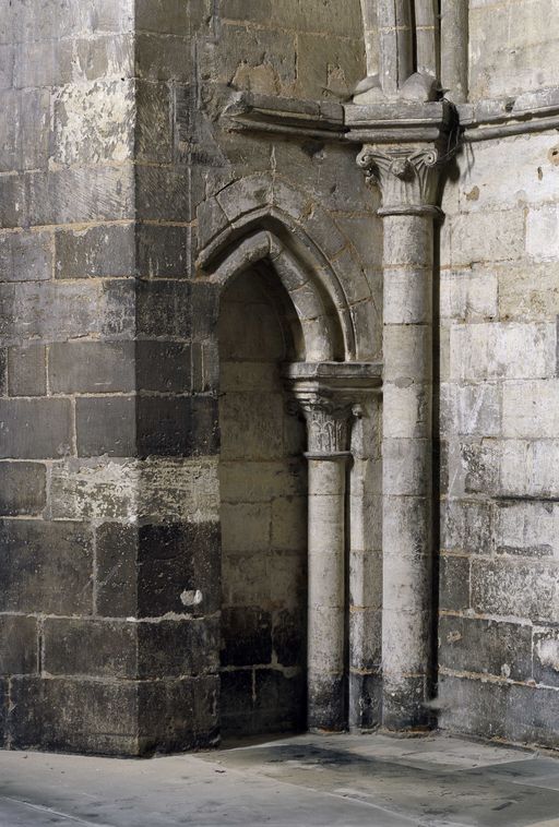 Arc ornant le mur occidental du rez-de-chaussée du clocher-porche.