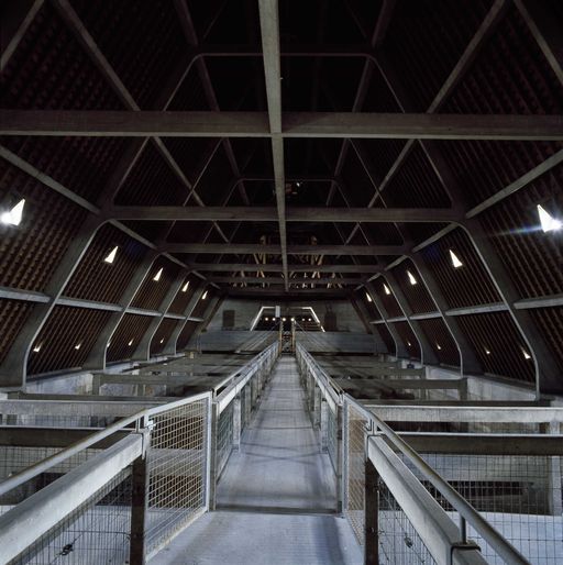 Charpente en béton du vaisseau central, d'ouest en est.