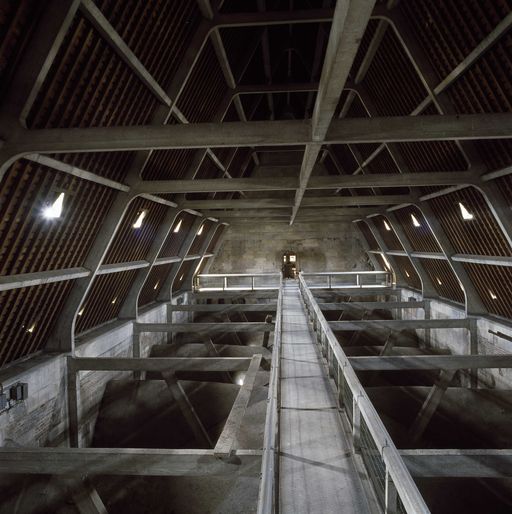 Charpente en béton de la nef, vue d'est en ouest.