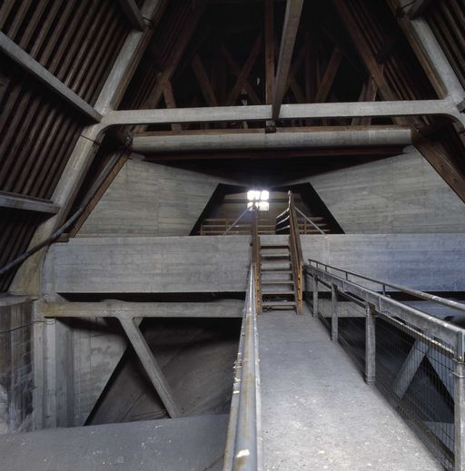 Vue de la charpente en béton du petit transept.