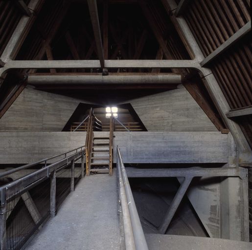 Vue de la charpente en béton du petit transept.