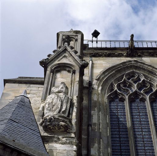 Décor d'un contrefort du bras sud du petit transept.