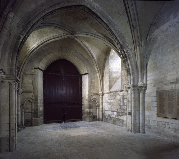 Vue du rez-de-chaussée du clocher-porche.