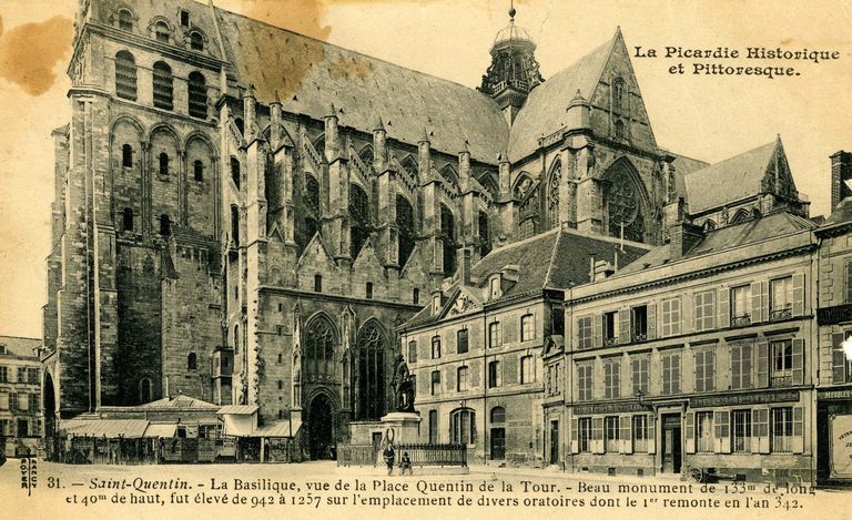 Carte postale, montrant la basilique et les anciens bâtiments capitulaires vers 1900.