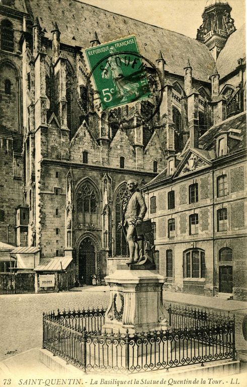 Carte postale montrant une vue partielle de la basilique et des anciens bâtiments capitulaires vers 1900.