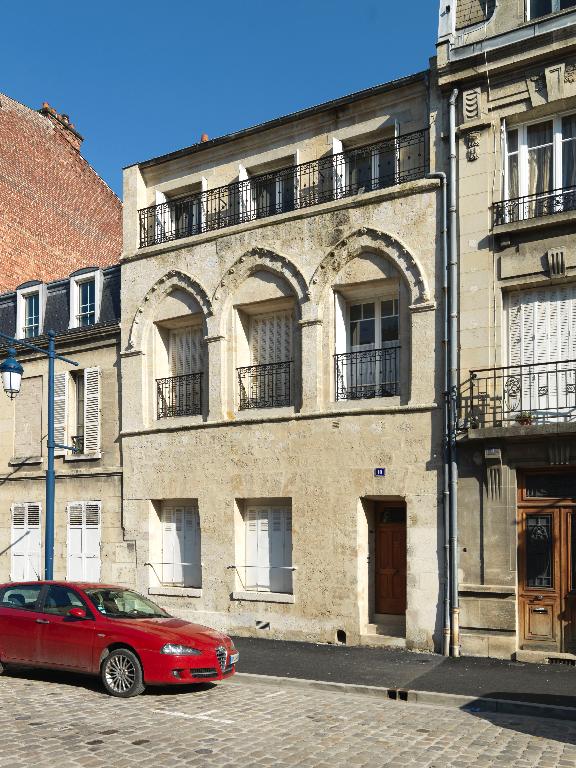 Façade de l'ancienne maison, dite "de la Chartre" (tribunal et prisons du chapitre). ; Façade de l'ancienne "maison de la Châtre" (tribunal et prisons du chapitre), dans le quartier canonial.