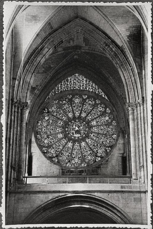 Reproduction d'une photographie de P. Cavin représentant la tribune et la rose vers 1939, avant la reconstruction de l'orgue (A Évêché Soissons : 2 Y, Soissons-Cathédrale).  ; Reproduction d'une photographie de P. Cavin représentant la tribune et la rose vers 1939, avant la reconstruction de l'orgue (A Évêché Soissons : Série Y, Soissons-Cathédrale). 