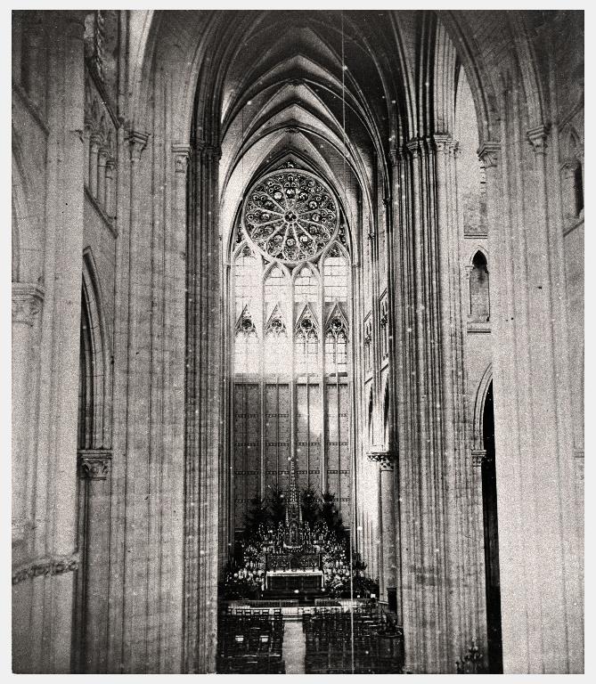 Reproduction d'une photographie intérieure du bras nord du transept, vers 1875 (A Évêché Soissons : Série Y, Soissons-Cathédrale). 