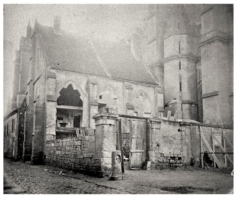 Vue nord-ouest de l'ancienne salle capitulaire, vers 1875 (A Évêché Soissons : 2 Y, Soissons-Cathédrale). ; Vue nord-ouest de l'ancienne salle capitulaire, vers 1875 (A Évêché Soissons : 2 Y).