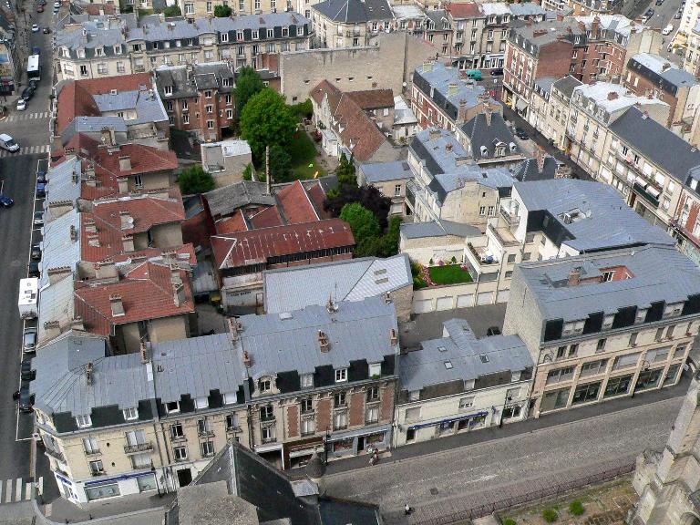 Vue de l'emplacement de l'ancien quartier canonial, au nord de la cathédrale.