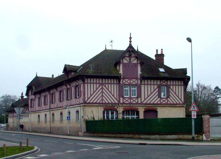 Bâtiments des écuries, à l'angle du boulevard Gambetta et de l'ancien chemin de Champlieu.