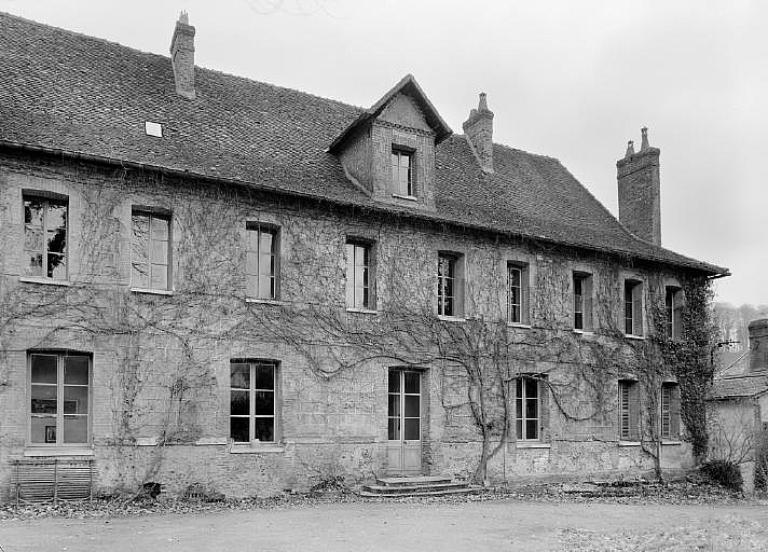 Bâtiment conventuel, façade sud, partie est. ; L'ancien couvent des Cordeliers reconverti en fabrique d’indiennes en 1793 par Louis Nicolas Goutan.