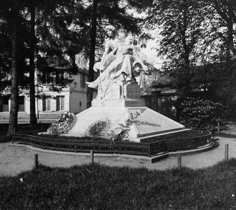 Vue d'ensemble du monument, face principale, angle 3/4 droit (1972).