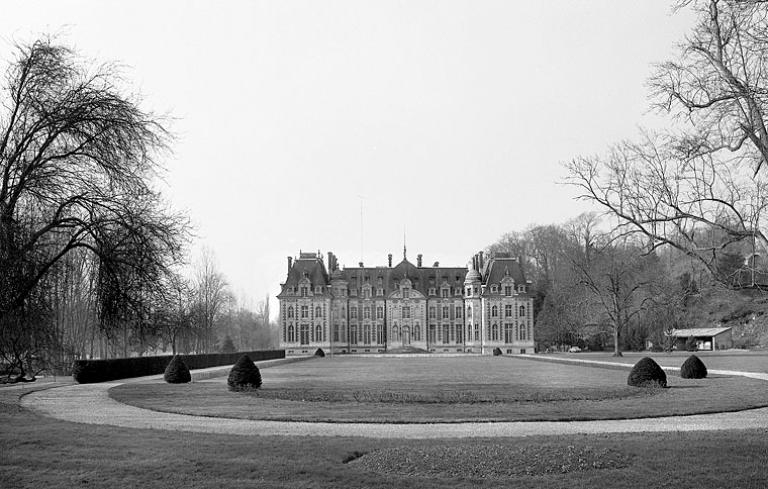 Vue générale du chateau et du parc, depuis l'est.