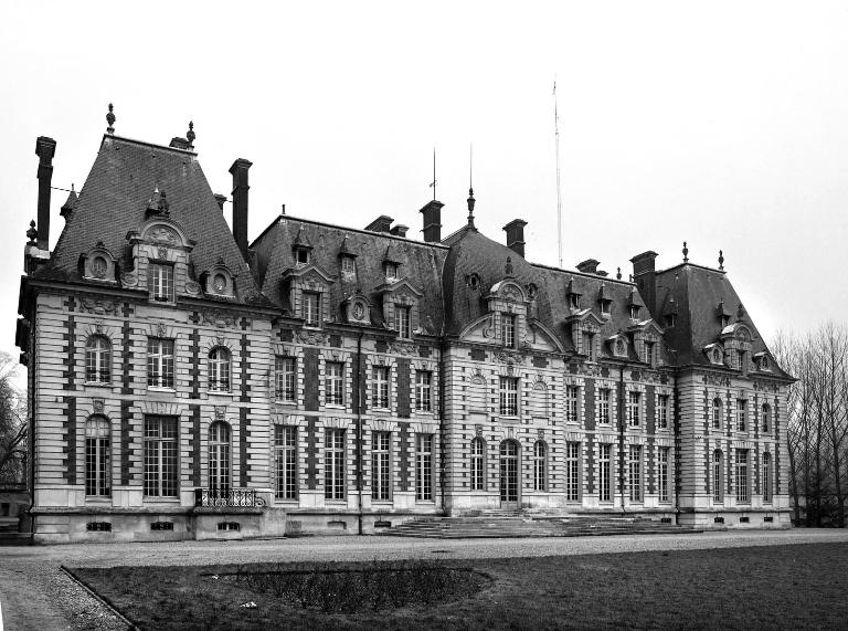 Vue générale de la façade, depuis l'est.